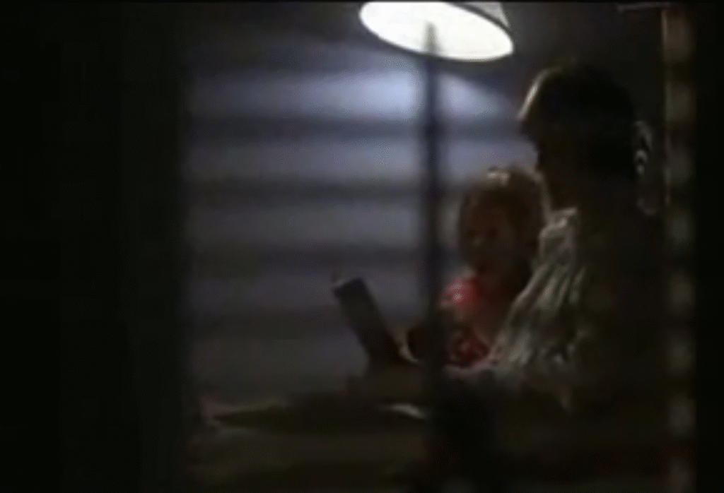 Gertrie y su madre leyendo Peter Pan justo en el momento de aplaudir para que Campanilla reviva.